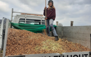 Help mee met houtsnippers verspreiden in de tuinderij bij Land in Zicht in Amersfoort. Samen buiten werken, gezellig en laagdrempelig.