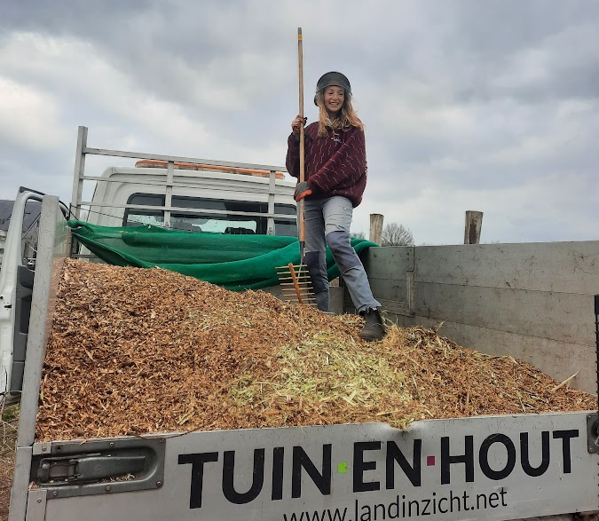 Help mee met houtsnippers verspreiden in de tuinderij bij Land in Zicht in Amersfoort. Samen buiten werken, gezellig en laagdrempelig.
