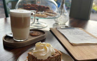 Geef deze winter warmte cadeau met waardebonnen voor het theehuis van Land in Zicht. Een uitnodiging voor rust, ontmoeting en iets lekkers in het groen bij een heerlijk koffieplekje in Amersfoort Vathorst.