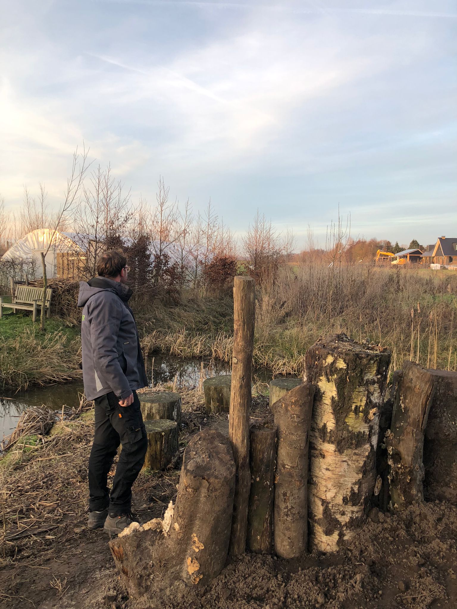 Hovenier en zorgbegeleider Erik bespreekt de werkzaamheden met deelnemers tijdens een werkdag in het groen.
