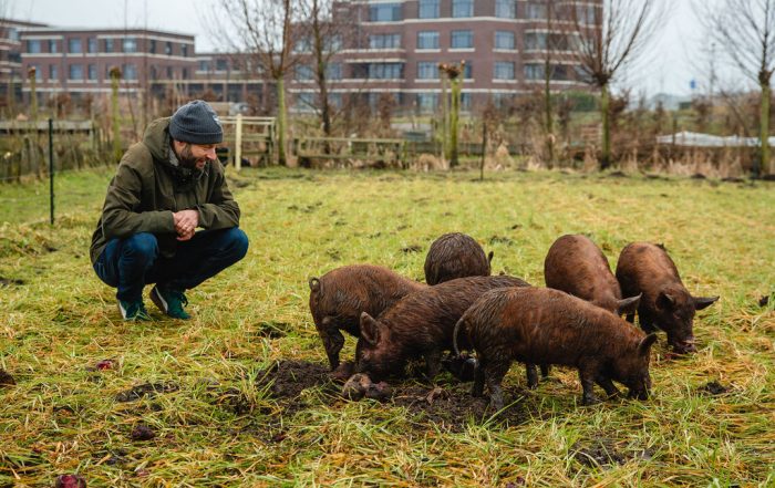 Yuri Cohen in ontmoeting met de nieuwe werkers, oerwroeters, op de Tuinderij van land in Zicht in Amersfoort. Foto's door Aylin van den Houten.