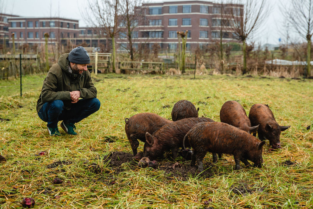 Yuri Cohen in ontmoeting met de nieuwe werkers, oerwroeters, op de Tuinderij van land in Zicht in Amersfoort. Foto's door Aylin van den Houten.