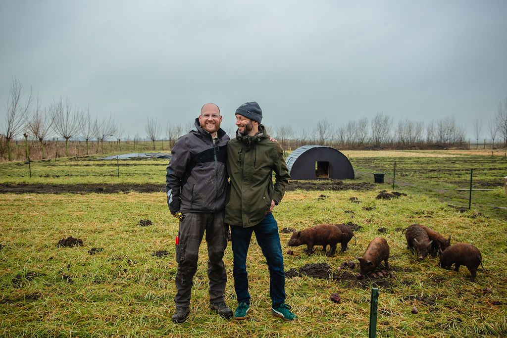 Yuri Cohen en Coen Landheer heten de oerwroeters welkom op de Tuinderij van Land in Zicht in Amersfoort. Foto's door Aylin van den Houten.