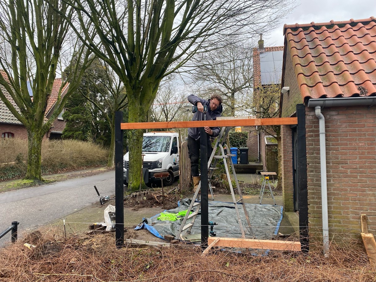 Hovenier van Land in Zicht maakt een natuurlijke tuin met hoogteverschillen, kronkelpaadjes en biodiversiteit in Amersfoort Vathorst.