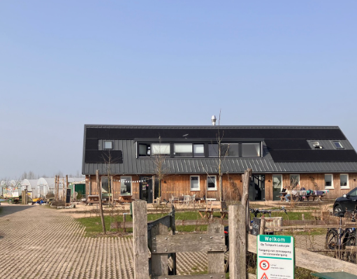 Bezoek Hoeve Land in Zicht stadsdichter Floris Rondleiding bij Land in Zicht Amersfoort met stadsdichter Floris Huetink langs de tuinen en het terrein.