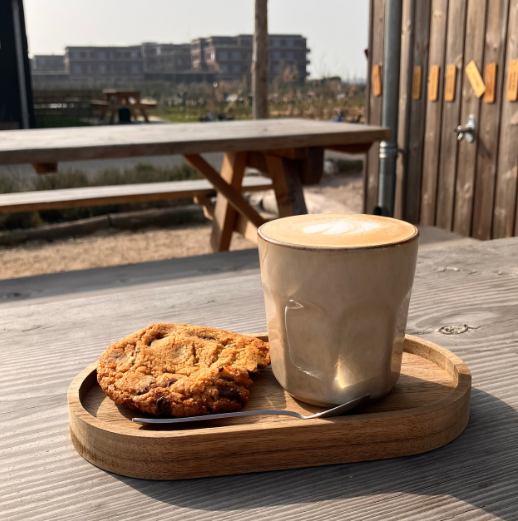 Koffiemoment Land in Zicht stadsdichter Floris Floris Huetink tijdens zijn bezoek aan Land in Zicht, wandelend door de Tuinderij in Amersfoort Vathorst.