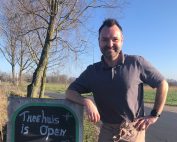 In dit interview met Martin, begeleider van het Theehuis bij Land in Zicht vertelt hij over zijn weg van kok naar coach en wat het werken met mensen zo bijzonder maakt.