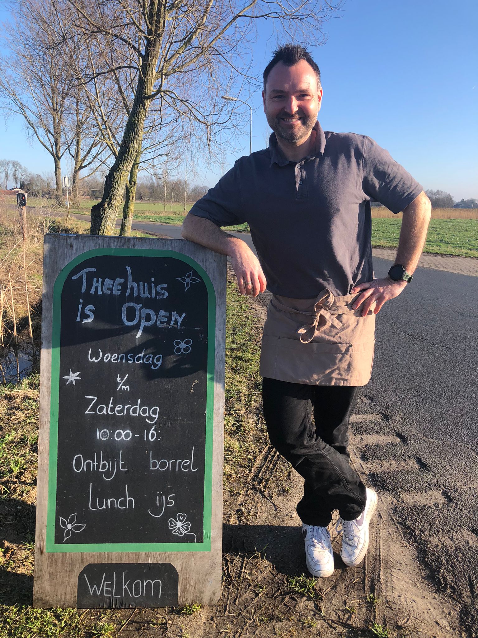 Martin van de Bunt begeleider Theehuis Land in Zicht In dit interview met Martin, begeleider van het Theehuis bij Land in Zicht vertelt hij over zijn weg van kok naar coach en wat het werken met mensen zo bijzonder maakt.