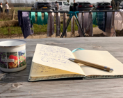 Floris Huetink schrijft een gedicht op het terras in het Theehuis van Land in Zicht in Amersfoort.