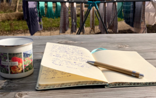 Floris Huetink schrijft een gedicht op het terras in het Theehuis van Land in Zicht in Amersfoort.