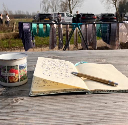 Schrijfsessie Land in Zicht stadsdichter Floris Floris Huetink schrijft een gedicht op het terras in het Theehuis van Land in Zicht in Amersfoort.