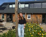 Brenda staat glimlachend in het Theehuis van Land in Zicht in Amersfoort Vathorst.