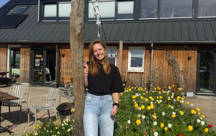 Brenda staat glimlachend in het Theehuis van Land in Zicht in Amersfoort Vathorst.
