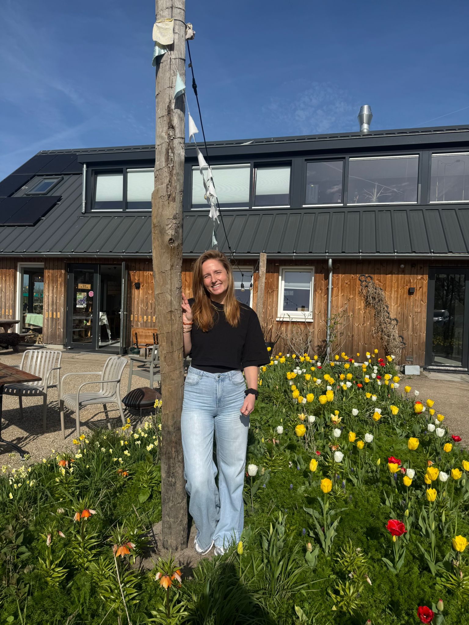 Brenda staat glimlachend in het Theehuis van Land in Zicht in Amersfoort Vathorst.