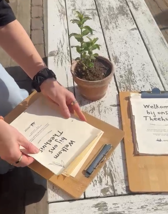 Vrijwilligers, studenten en zorgdeelnemers werken samen in het Theehuis van Land in Zicht.