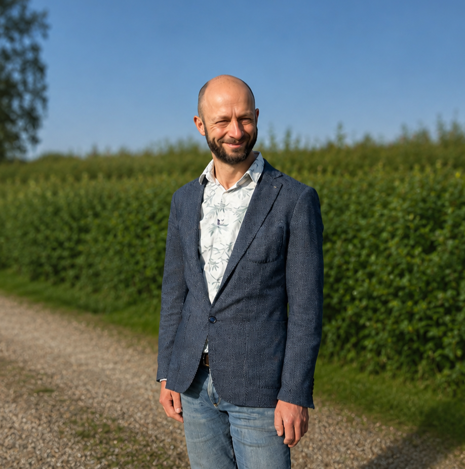 Yuri Cohen is ondernemer en eigenaar van Land in Zicht. Ondernemen is voor hem eigenlijk spelen met en vanuit verantwoordelijkheid, vanuit een dieper en eerlijk weten, waarbij elk mens zijn of haar unieke talent kent en inzet.