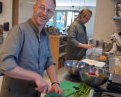 Stagiair helpt mee in het theehuis van Land in Zicht tussen verse producten en een gastvrije, groene werkomgeving in Amersfoort Vathorst.