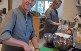 Stagiair helpt mee in het theehuis van Land in Zicht tussen verse producten en een gastvrije, groene werkomgeving in Amersfoort Vathorst.