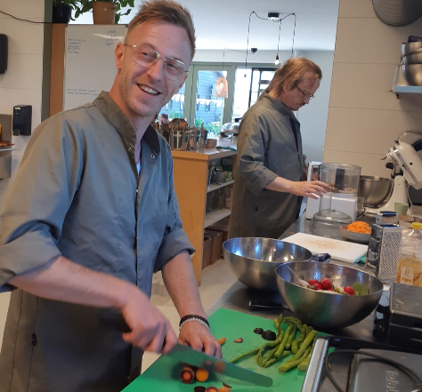 Stagiair helpt mee in het theehuis van Land in Zicht tussen verse producten en een gastvrije, groene werkomgeving in Amersfoort Vathorst.