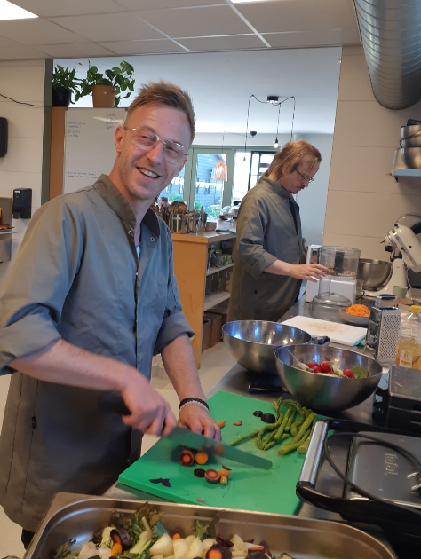 stage horeca theehuis Land in Zicht Amersfoort Stagiair helpt mee in het theehuis van Land in Zicht tussen verse producten en een gastvrije, groene werkomgeving in Amersfoort Vathorst.