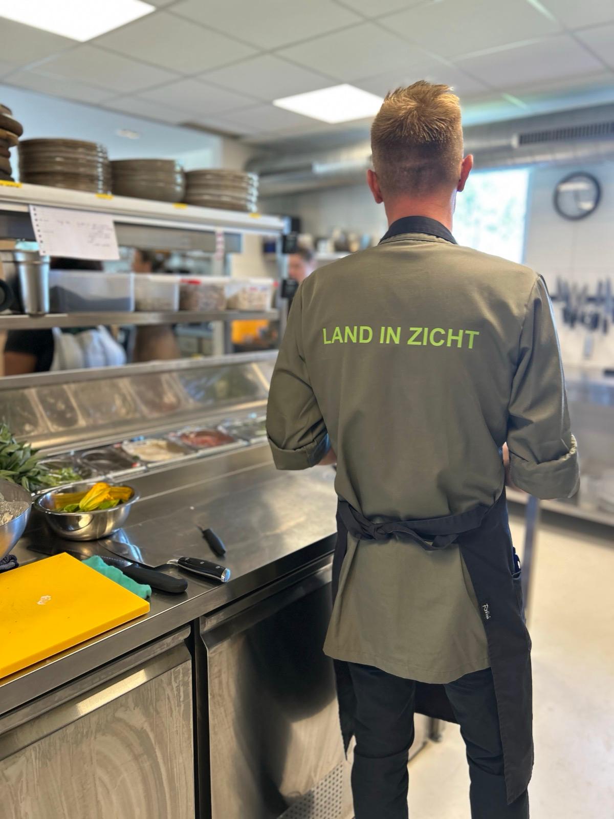 Vacature keuken assistent in Amersfoort. Zoek jij een leuke zaterdagbaan? Werk mee in ons Theehuis en leer koken met verse, lokale ingrediënten.
