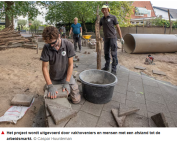 Lees het oorspronkelijke artikel van De Gooi- en Eemlander: Hoveniers met een afstand tot de arbeidsmarkt maken van versteend schoolplein in Baarn een groen schoolplein