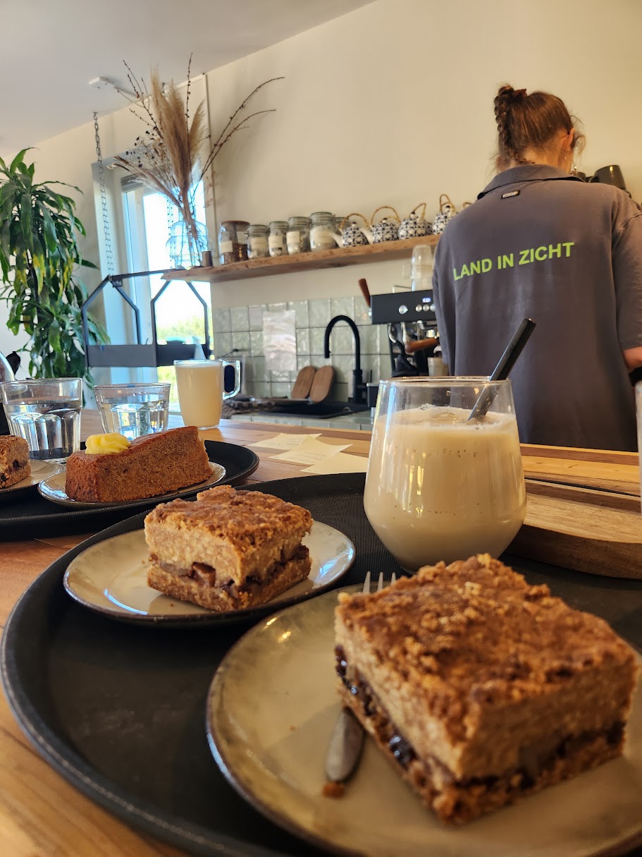 Theehuis koffieplek lunchplek Amersfoort Land in Zicht Kom genieten van koffie thee taart cake lunch binnen in het Theehuis van Land in Zicht of buiten op het terras met zandbak. Gelegen in Amersfoort Vathorst.