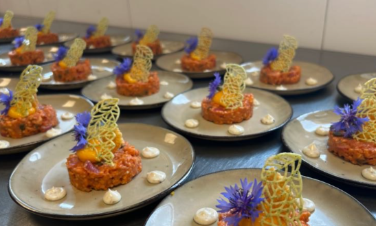 We zoeken een zelfstandig werkend kok die zelfstandig de keuken kan draaien en zich thuis voelt op een bijzondere plek waar horeca, zorg en duurzaamheid samenkomen.