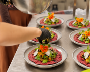 Voor ons Theehuis bij Land in Zicht zijn wij op zoek naar een zelfstandig werkend kok die ons team kan versterken bij ziekte, vakantie, drukte en catering voor verhuur en bijeenkomsten.