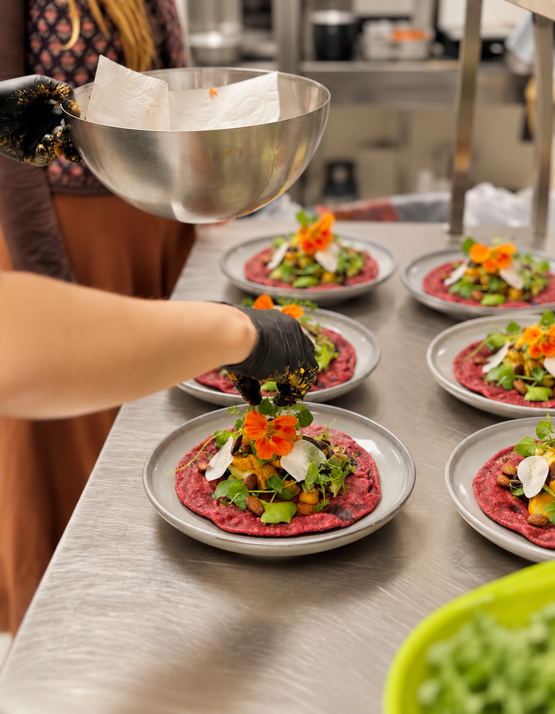 Voor ons Theehuis bij Land in Zicht zijn wij op zoek naar een zelfstandig werkend kok die ons team kan versterken bij ziekte, vakantie, drukte en catering voor verhuur en bijeenkomsten.